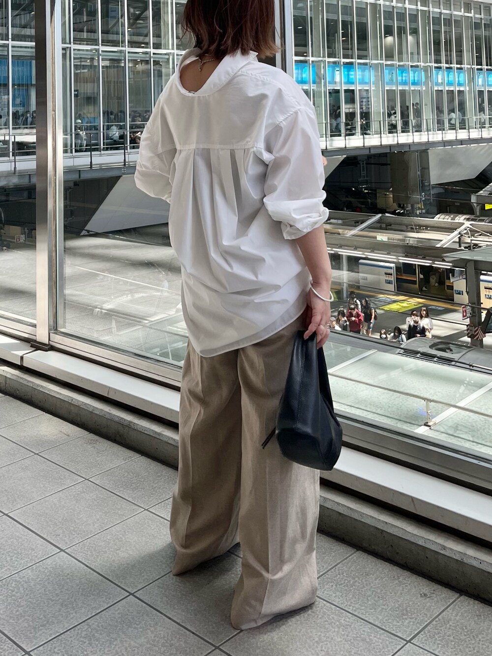 ホワイト系のシャツ/ブラウス、ベージュ系のその他パンツを着用したレディースの春コーディネートの4枚目の写真