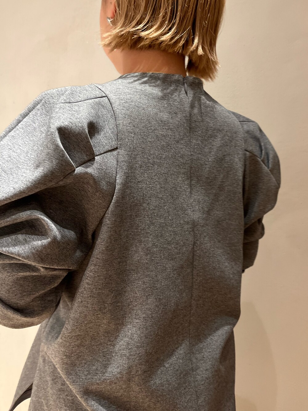 グレー系のTシャツ/カットソー、ブルー系のスカートを着用したレディースの春コーディネートの7枚目の写真