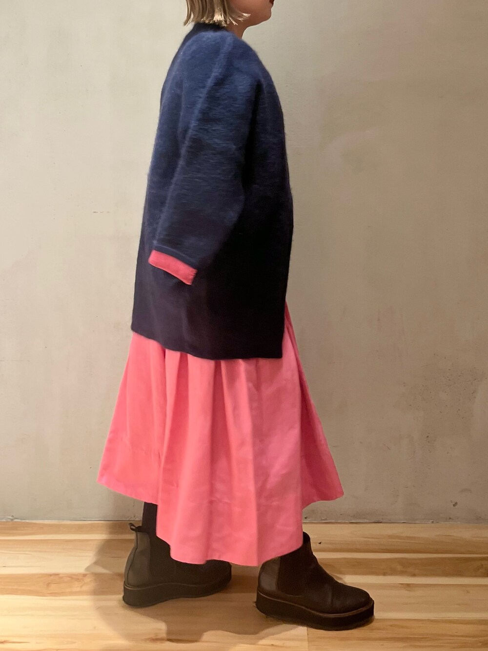 ブルー系のカーディガン/ボレロ、ピンク系のシャツ/ブラウス、ピンク系のスカートを着用したレディースの冬コーディネートの2枚目の写真