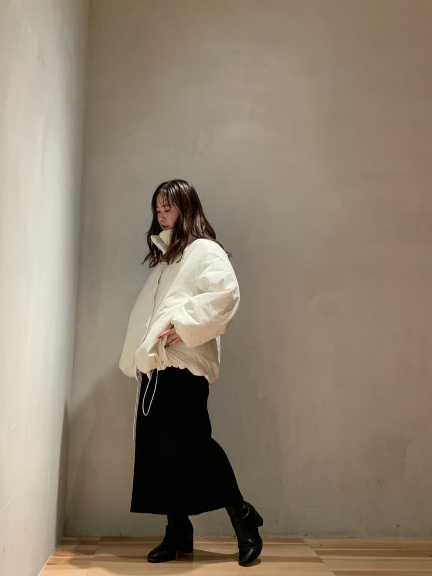 ブラック系のワンピース、ホワイト系のその他アウターを着用したレディースの秋コーディネートの2枚目の写真