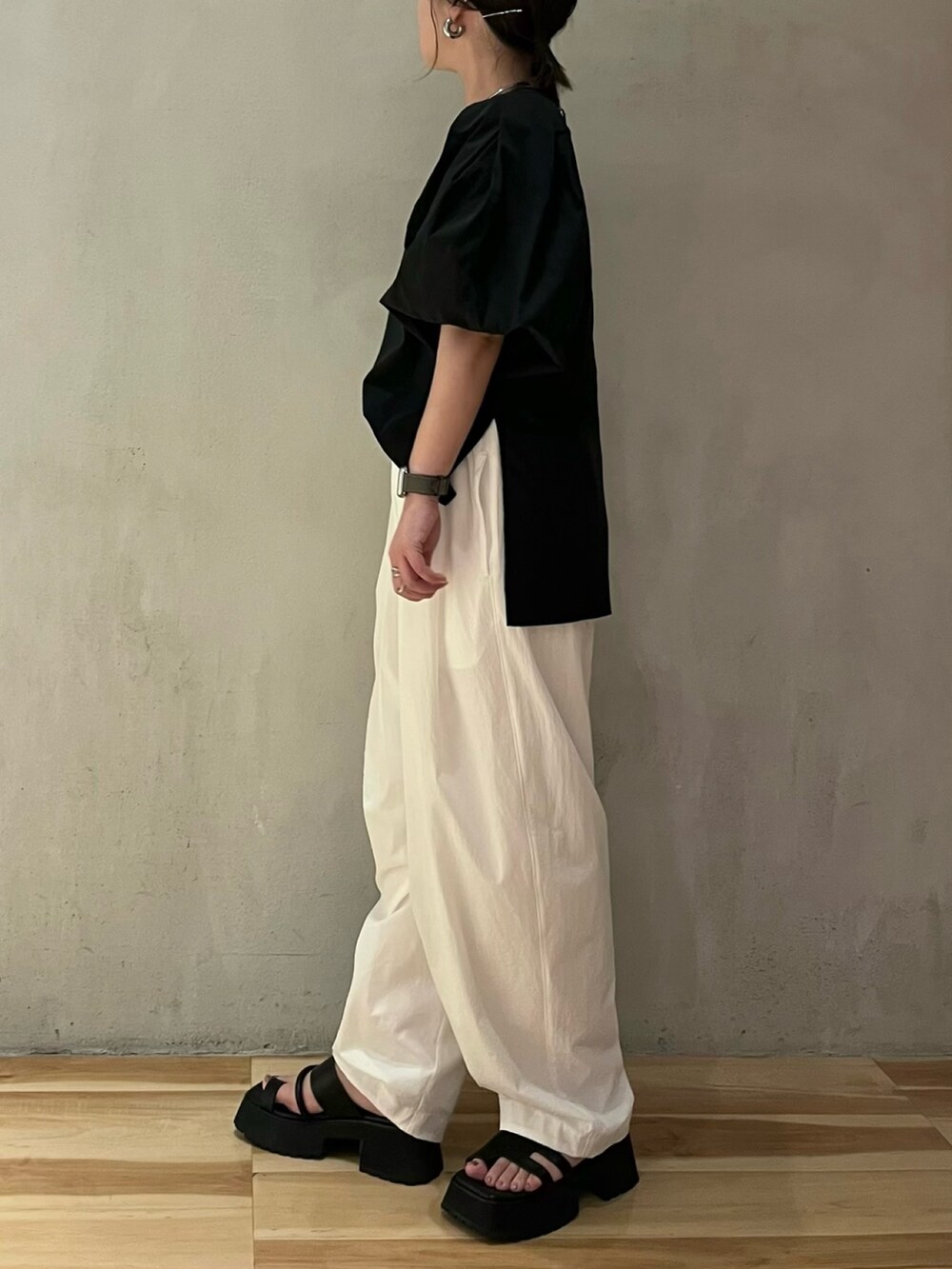 ブラック系のシャツ/ブラウス、ホワイト系のその他パンツ、ブラック系のサンダルを着用したレディースの夏コーディネートの2枚目の写真