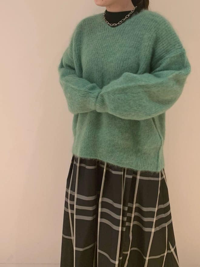 その他のワンピース、グリーン系のニット/セーター、シルバー系のネックレスを着用したレディースの冬コーディネートの4枚目の写真