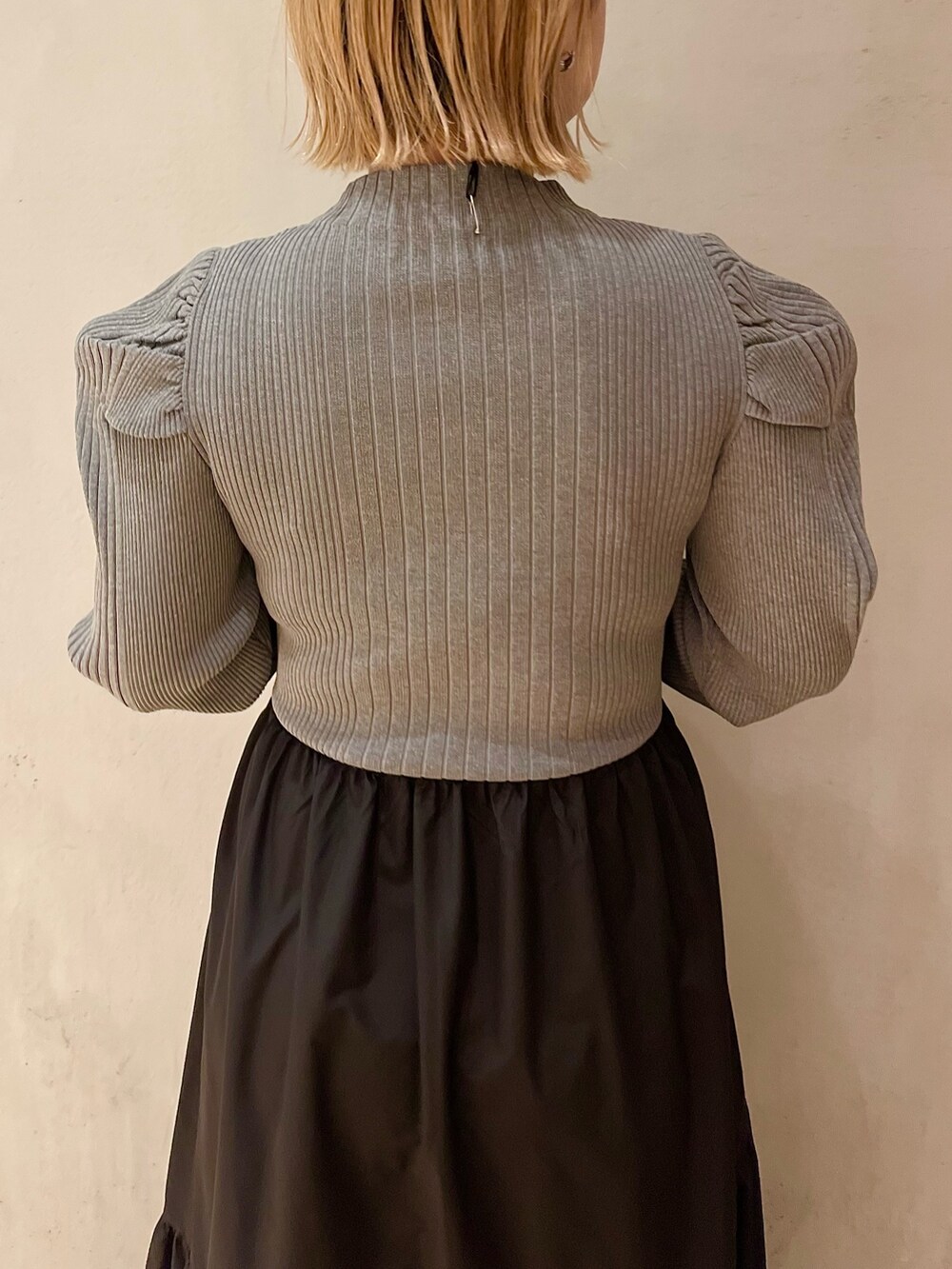 ブラック系のブーツ、グレー系のワンピースを着用したレディースの春コーディネートの5枚目の写真