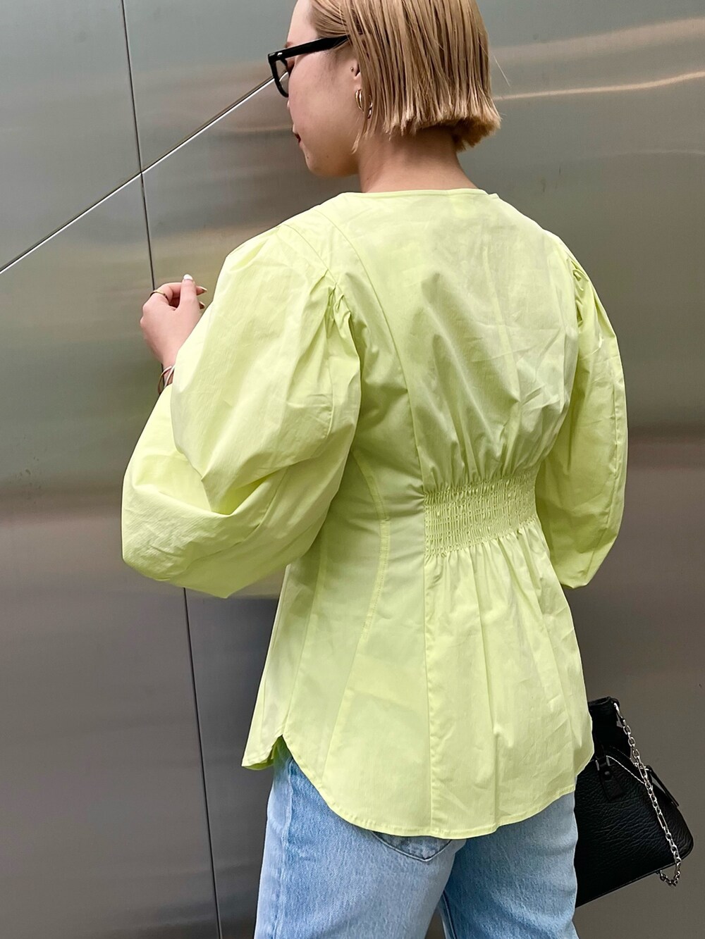 イエロー系のシャツ/ブラウスを着用したレディースの春コーディネートの6枚目の写真