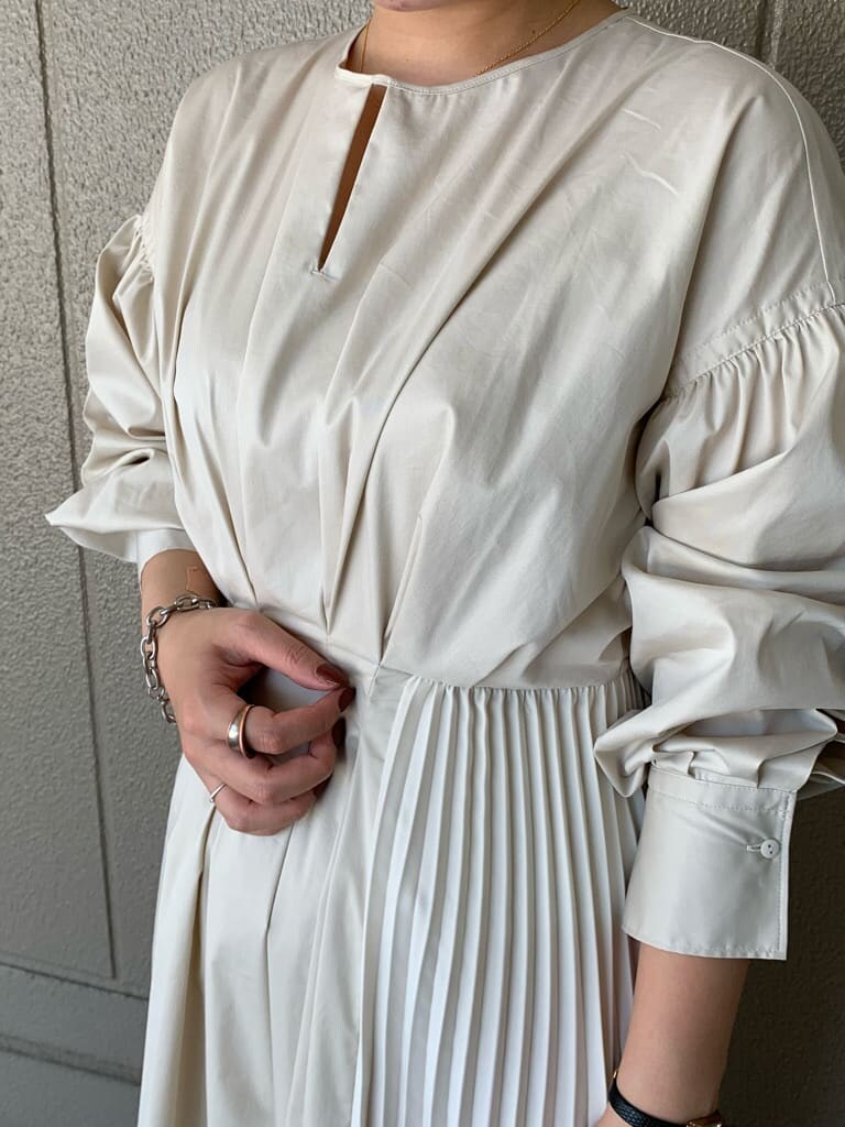 ベージュ系のワンピース、ブラック系のブーツを着用したレディースの秋コーディネートの5枚目の写真