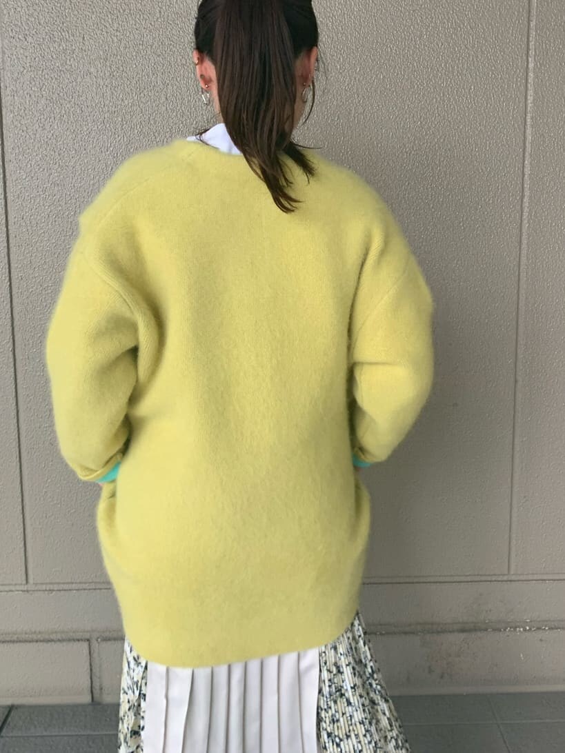 ベージュ系のスカート、ホワイト系のTシャツ/カットソー、イエロー系のカーディガン/ボレロを着用したレディースの夏コーディネートの3枚目の写真