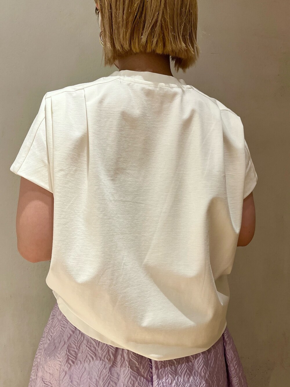 ホワイト系のTシャツ/カットソー、パープル系のスカート、ブラック系のサンダルを着用したレディースの春コーディネートの6枚目の写真