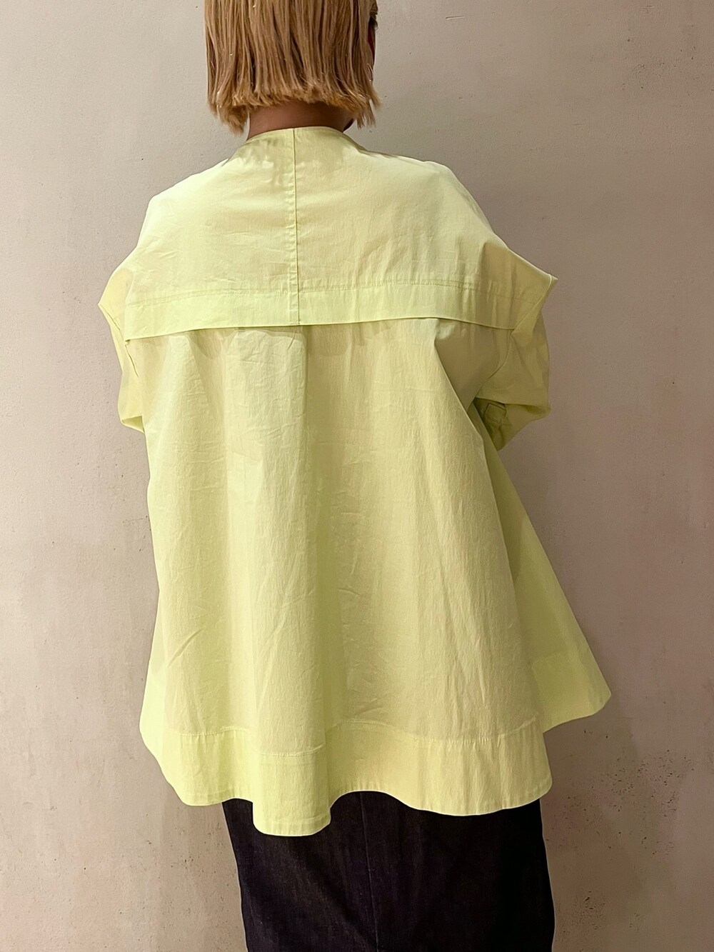 イエロー系のシャツ/ブラウス、ブルー系のスカート、シルバー系のネックレスを着用したレディースの春コーディネートの6枚目の写真