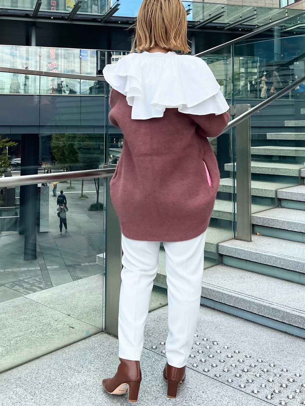 ホワイト系のシャツ/ブラウス、レッド系のその他アウター、グレー系のその他パンツを着用したレディースの秋コーディネートの3枚目の写真