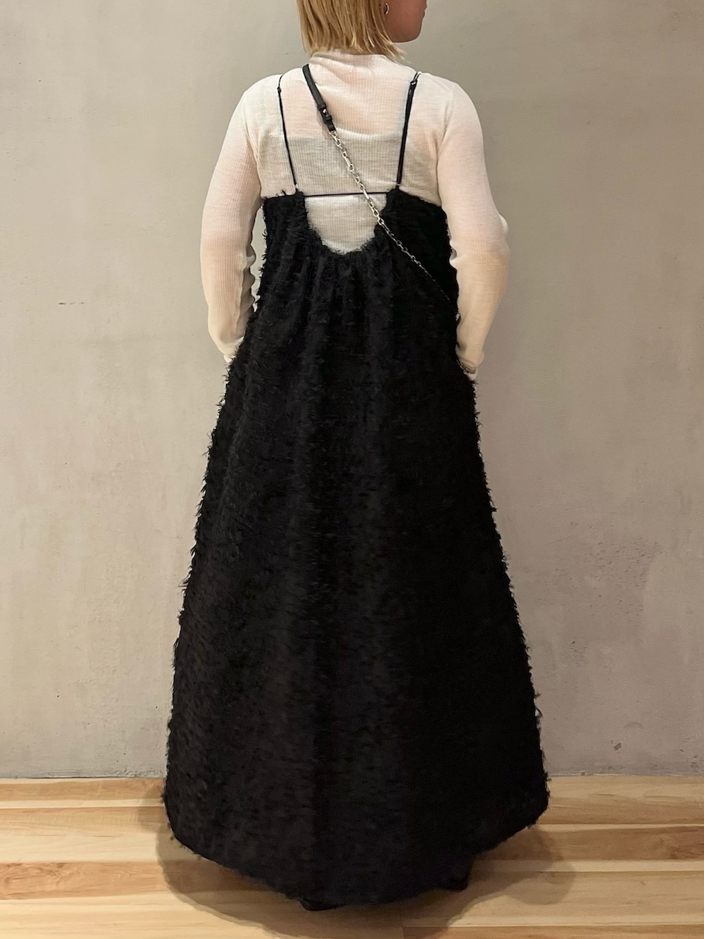 ブラック系のワンピース、ホワイト系のニット/セーターを着用したレディースの秋コーディネートの2枚目の写真