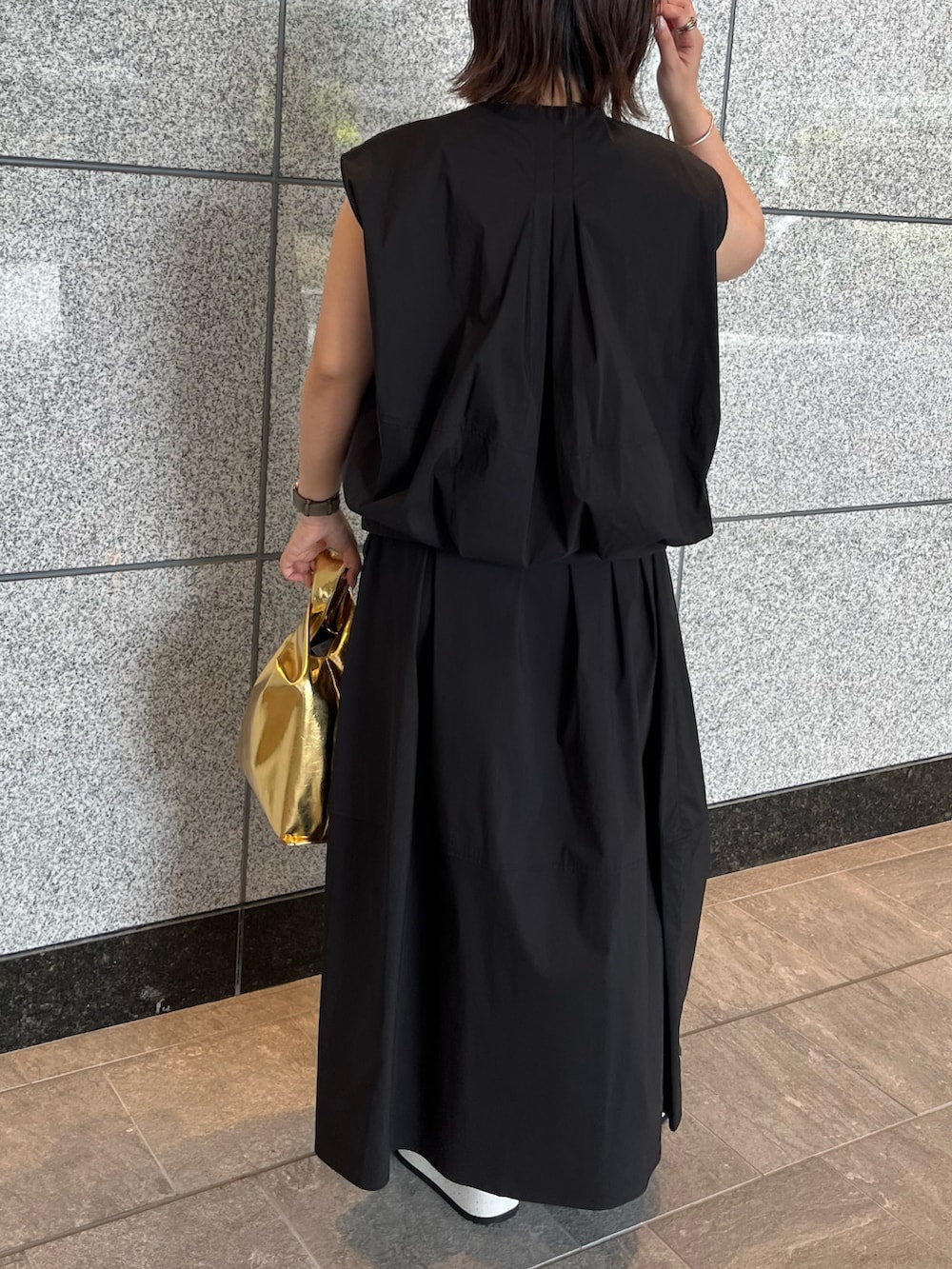 ブラック系のシャツ/ブラウス、グレー系のタンクトップ、ブラック系のスカートを着用したレディースの夏コーディネートの5枚目の写真