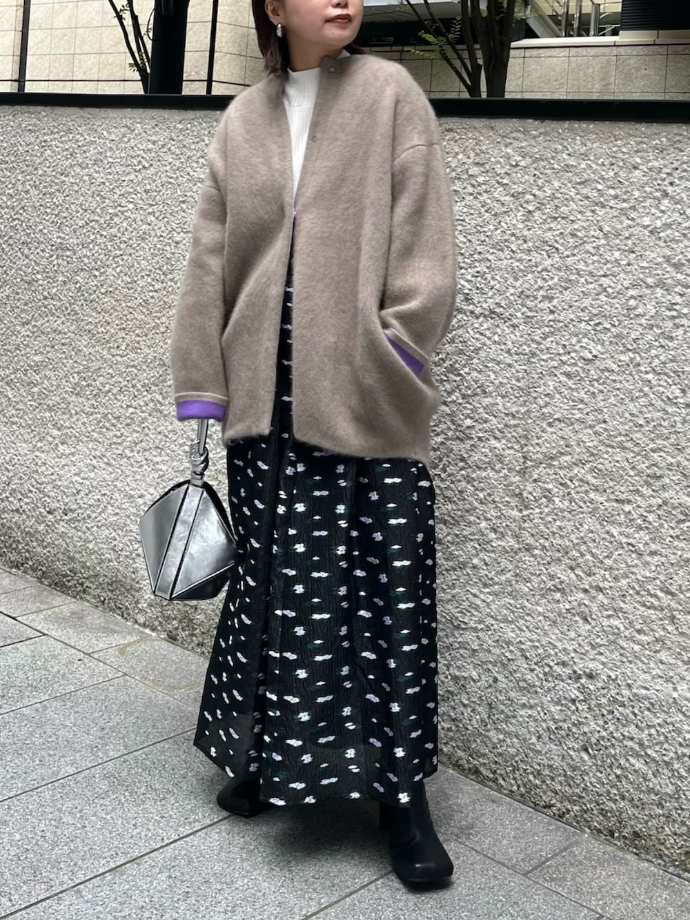 ベージュ系のカーディガン/ボレロ、その他のスカート、ブラック系のブーツを着用したレディースの夏コーディネートの3枚目の写真