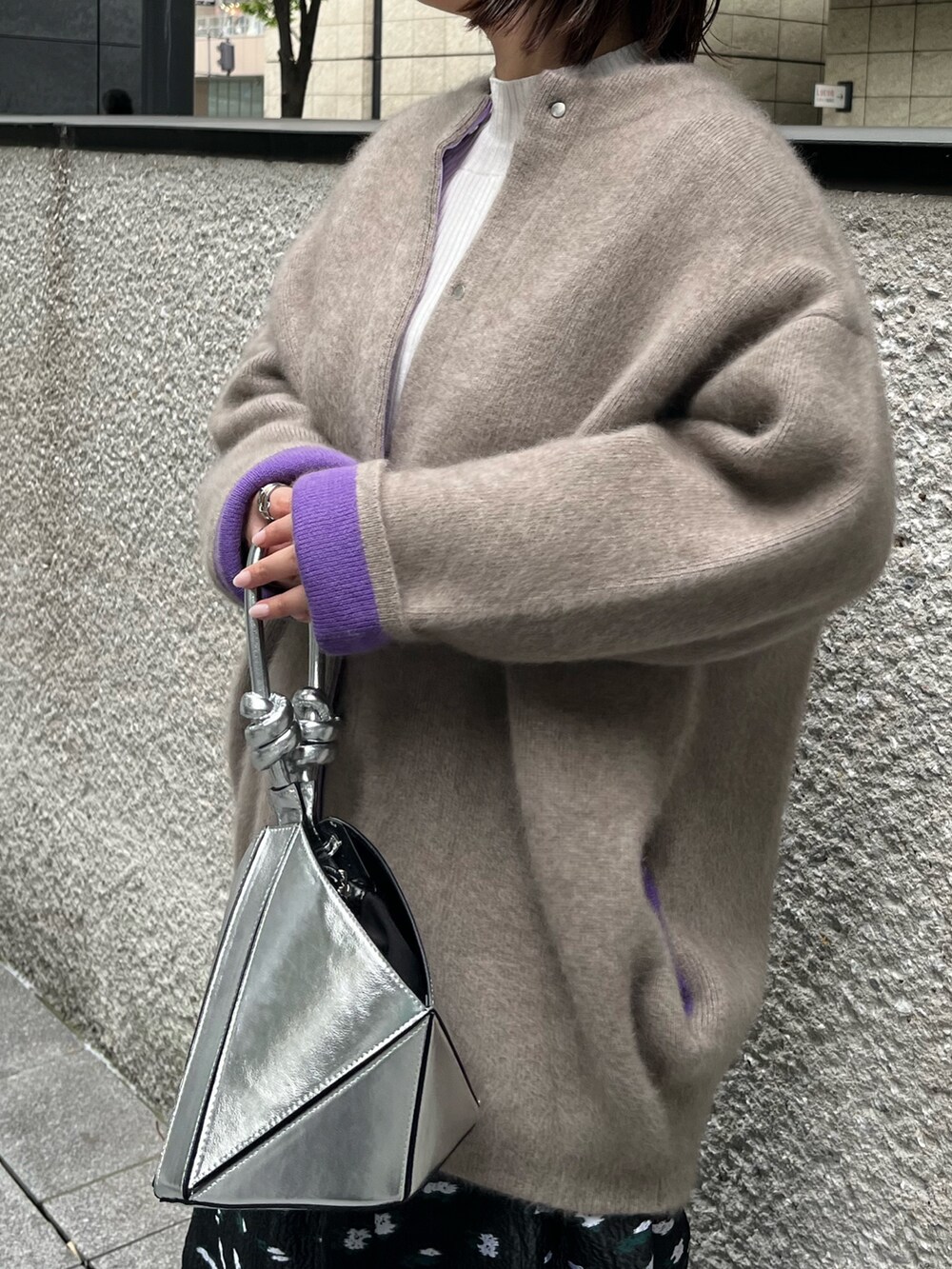 ベージュ系のカーディガン/ボレロ、その他のスカート、ブラック系のブーツを着用したレディースの夏コーディネートの5枚目の写真