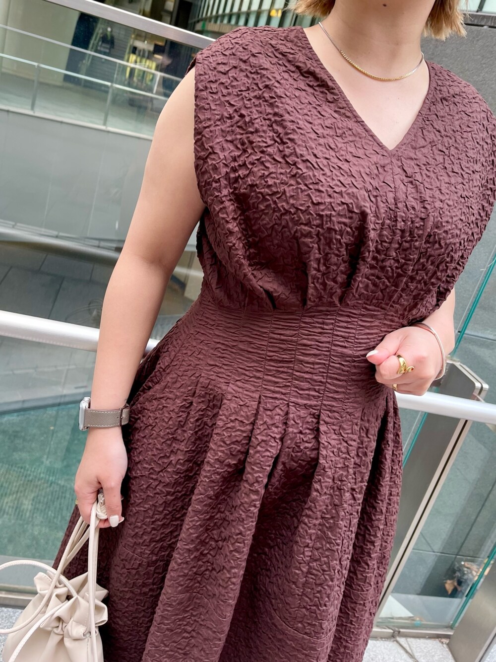 ブラック系のサンダル、ブラウン系のワンピース、シルバー系のネックレスを着用したレディースの冬コーディネートの5枚目の写真