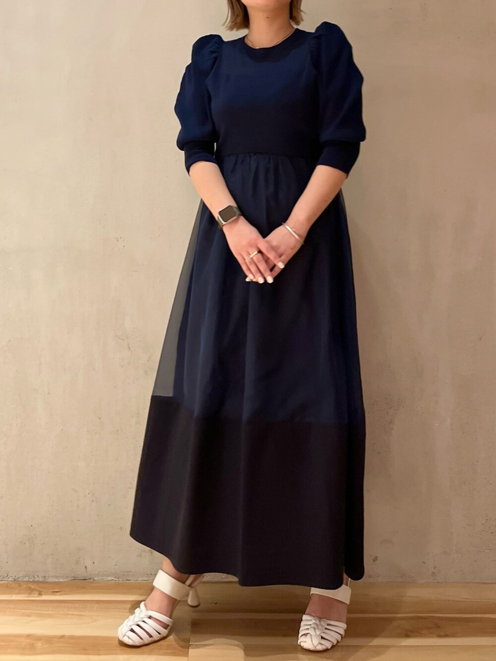 ブルー系のワンピース、ホワイト系のサンダルを着用したレディースの冬コーディネートの4枚目の写真