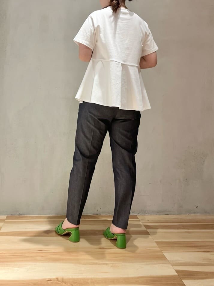 ホワイト系のTシャツ/カットソー、グリーン系のブルゾン、ブルー系のその他パンツを着用したレディースの春コーディネートの3枚目の写真