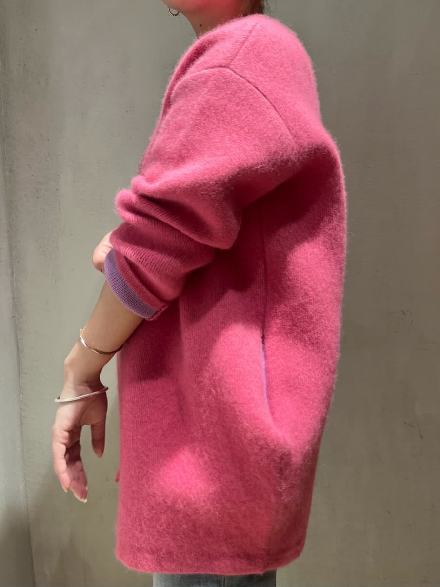 ブルー系のデニムパンツ、ピンク系のカーディガン/ボレロ、ブラウン系のスニーカーを着用したレディースの夏コーディネートの5枚目の写真