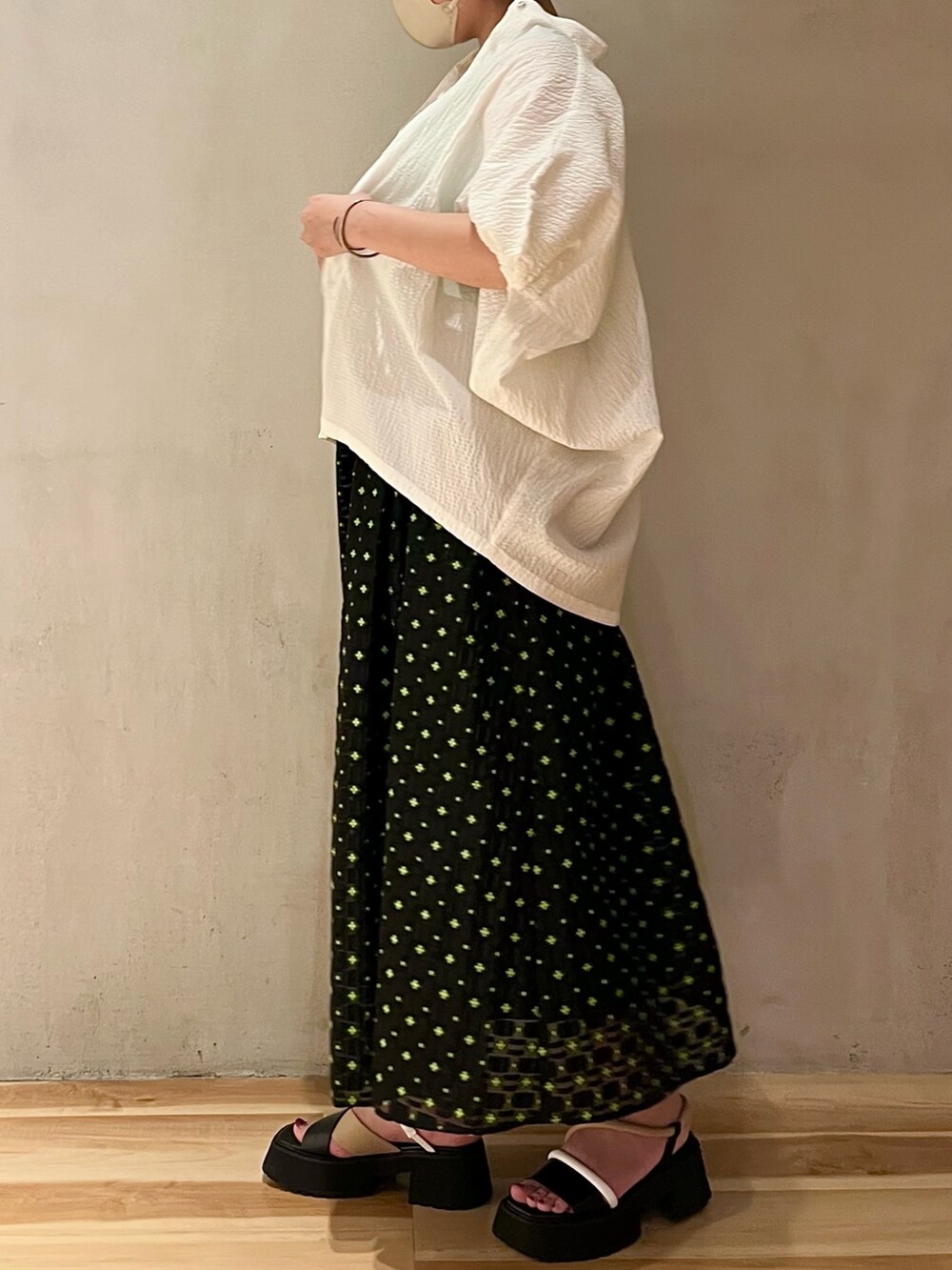 ホワイト系のシャツ/ブラウス、グリーン系のタンクトップ、その他のスカートを着用したレディースの春コーディネートの2枚目の写真