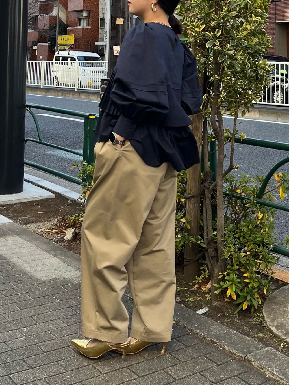 ブルー系のシャツ/ブラウス、ベージュ系のその他パンツ、ホワイト系のショルダーバッグを着用したレディースの冬コーディネートの4枚目の写真