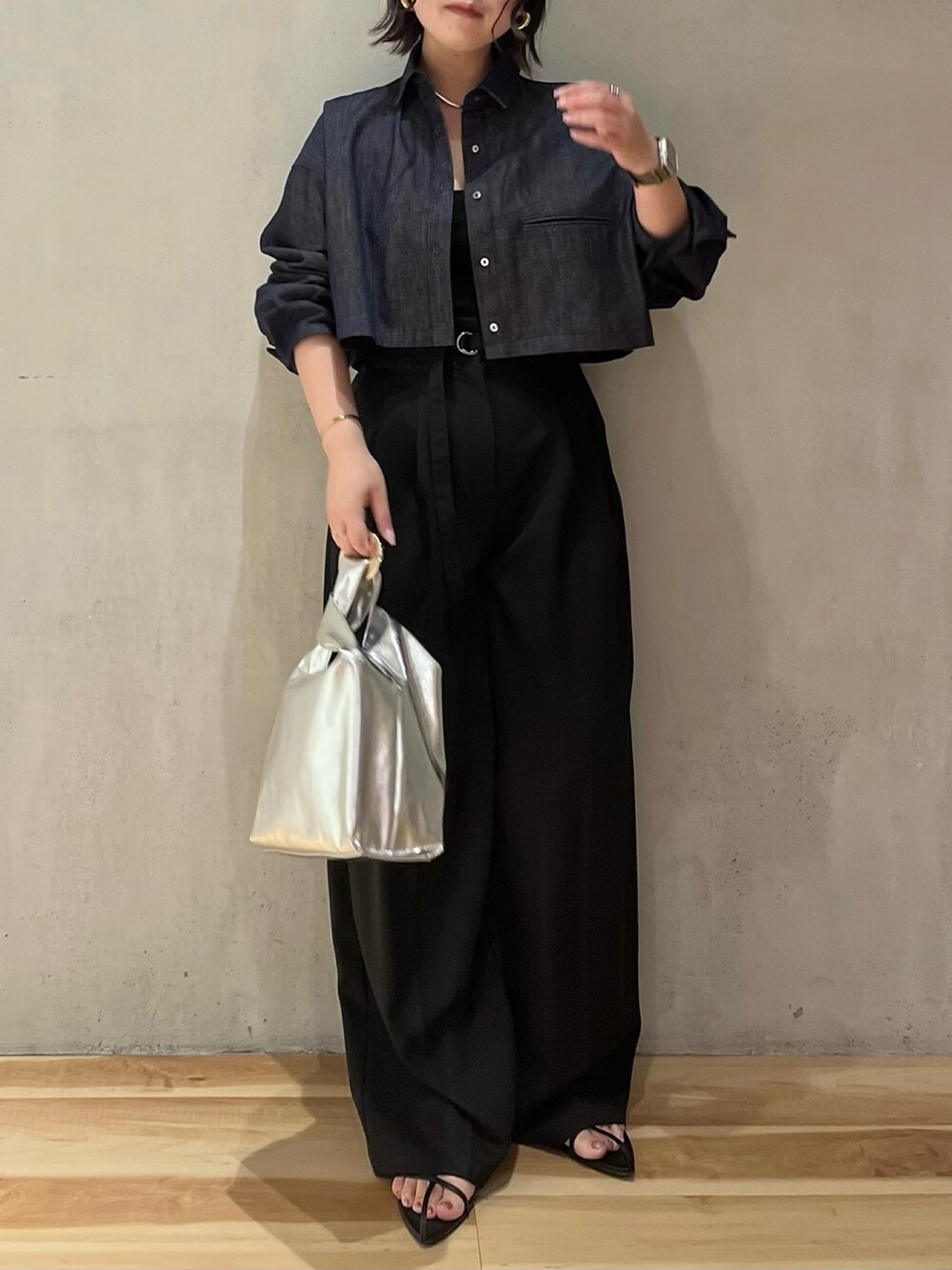 ブルー系のシャツ/ブラウス、ブラック系のキャミソール、ブラック系のその他パンツを着用したレディースの夏コーディネートの3枚目の写真