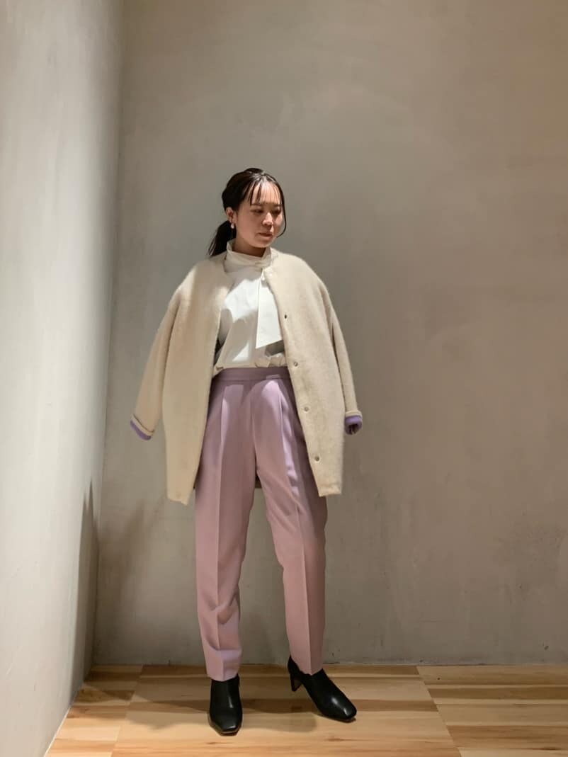 ブラック系のブーツ、ホワイト系のカーディガン/ボレロ、ホワイト系のシャツ/ブラウスを着用したレディースの秋コーディネートの4枚目の写真