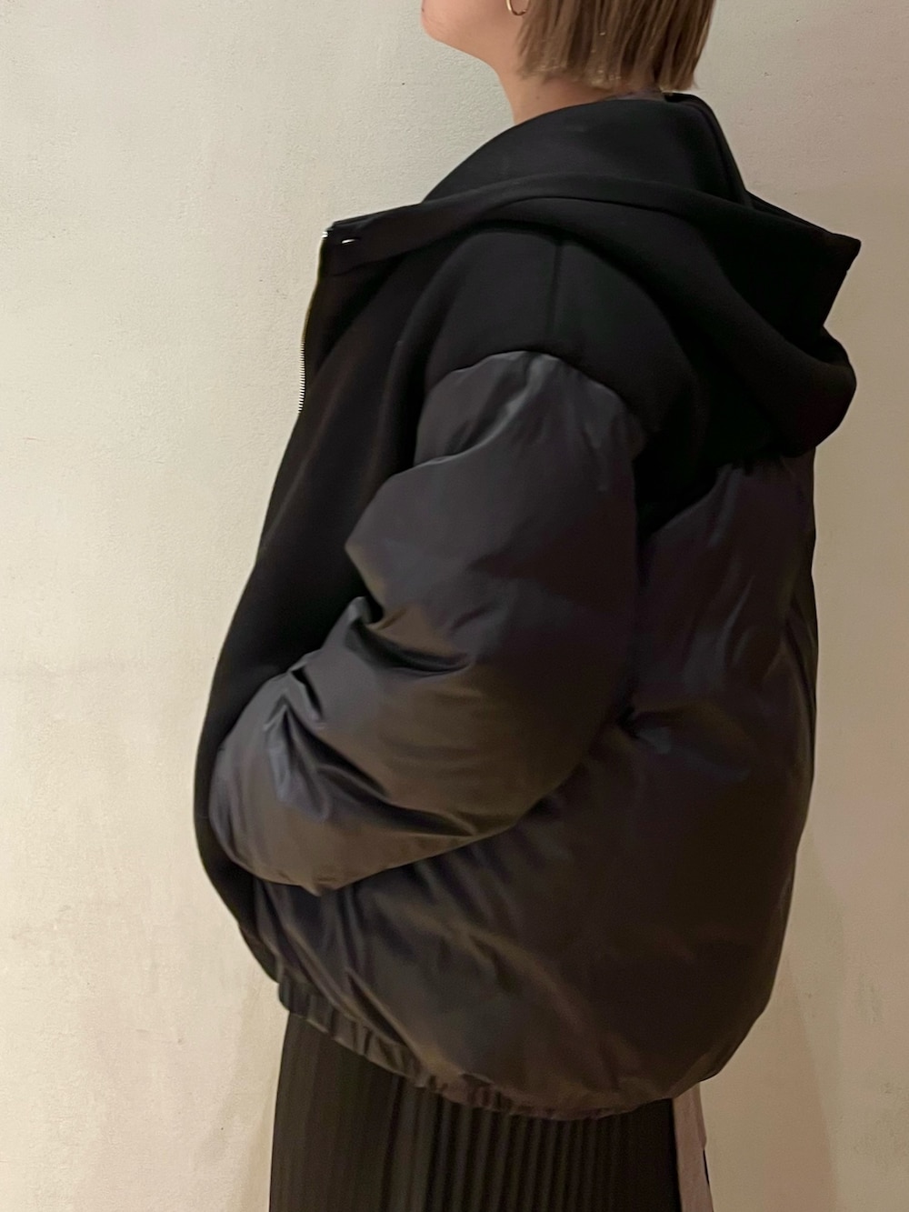 グレー系のワンピース、ホワイト系のスニーカー、ホワイト系のショルダーバッグを着用したレディースの冬コーディネートの5枚目の写真