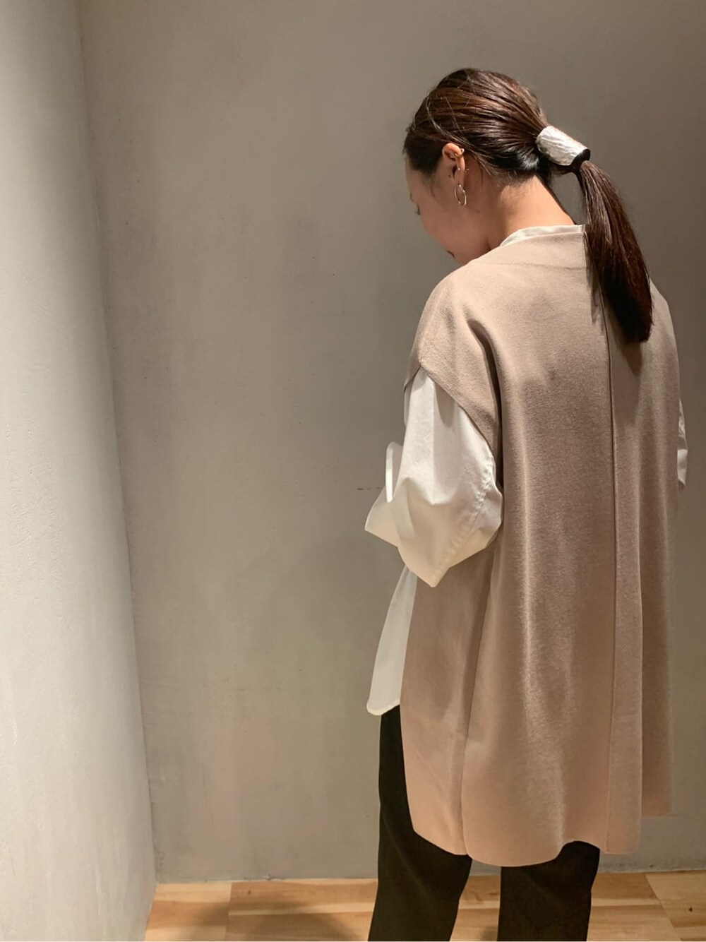 ホワイト系のシャツ/ブラウス、ベージュ系のワンピース、ブラック系のその他パンツを着用したレディースの秋コーディネートの3枚目の写真