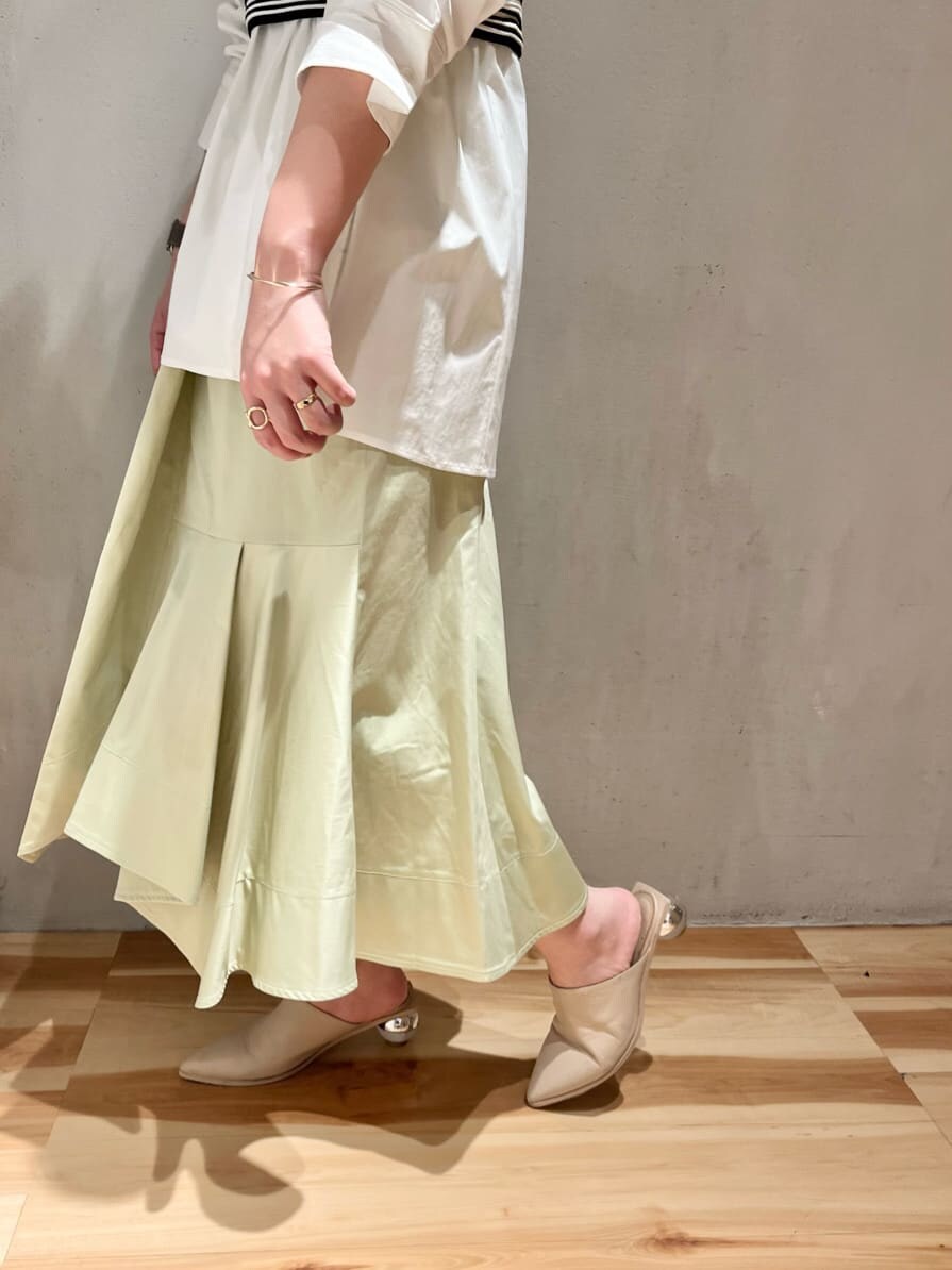 グリーン系のスカート、その他のニット/セーターを着用したレディースの冬コーディネートの4枚目の写真