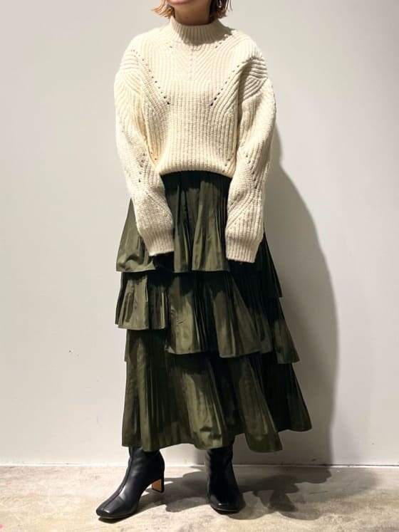 ブラック系のその他アウター、ホワイト系のニット/セーター、グリーン系のスカートを着用したレディースの秋コーディネートの8枚目の写真