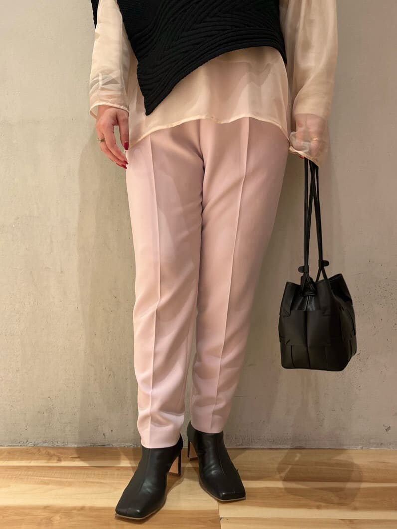 ブラック系のブーツ、ベージュ系のニット/セーター、ブラック系のワンピースを着用したレディースの秋コーディネートの9枚目の写真