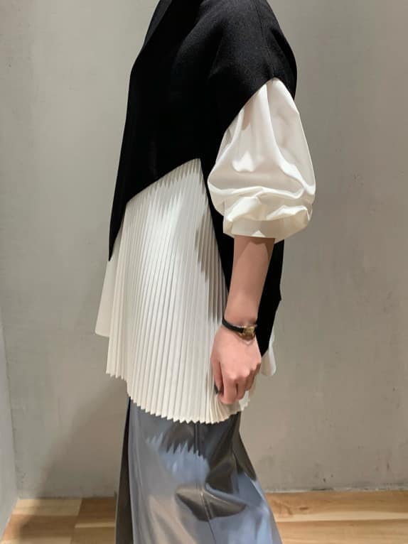 ブラック系のブーツ、ブラック系のニット/セーター、ブルー系のスカートを着用したレディースの秋コーディネートの4枚目の写真