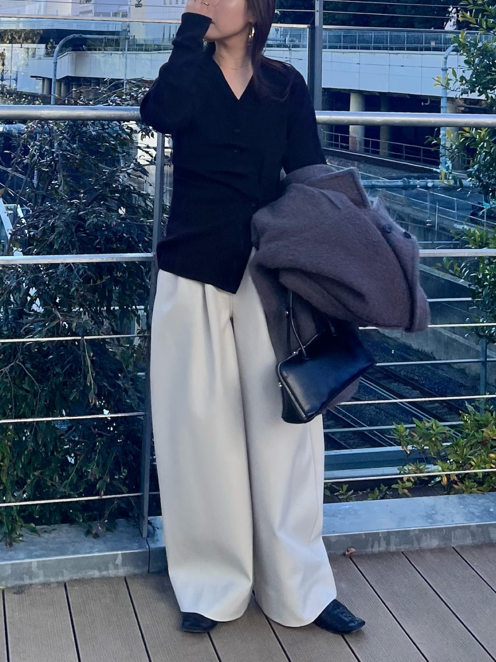 グレー系のその他アウター、ブラウン系のニット/セーター、ホワイト系のその他パンツを着用したレディースの冬コーディネートの5枚目の写真