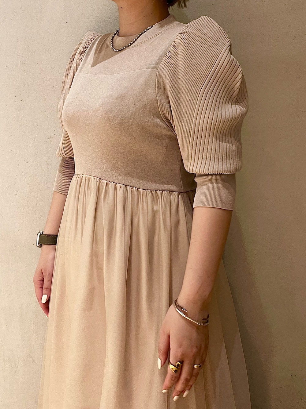 ベージュ系のワンピース、シルバー系のネックレスを着用したレディースの春コーディネートの5枚目の写真