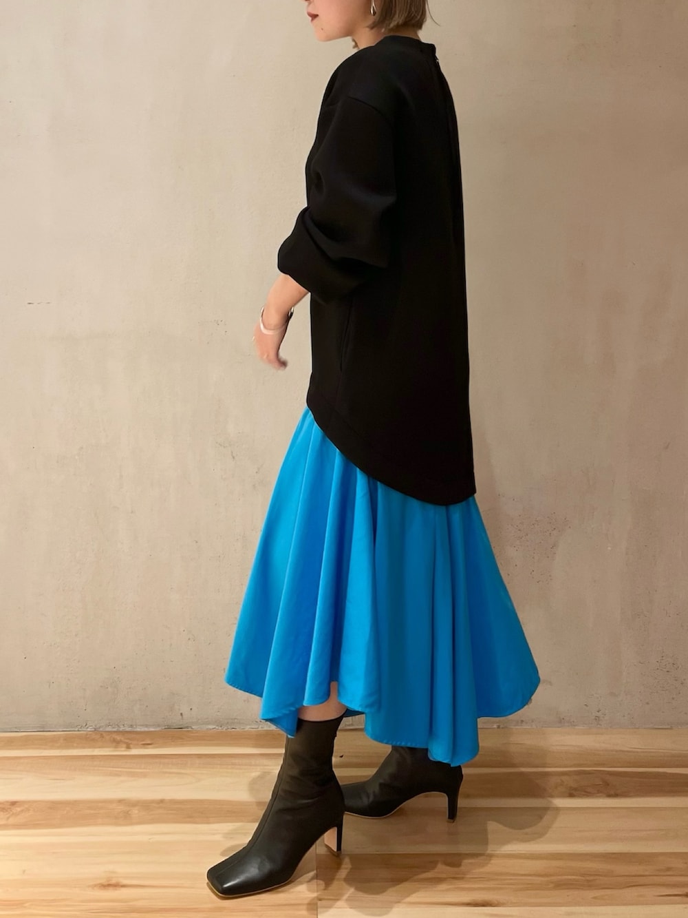 その他のワンピースを着用したレディースの秋コーディネートの2枚目の写真