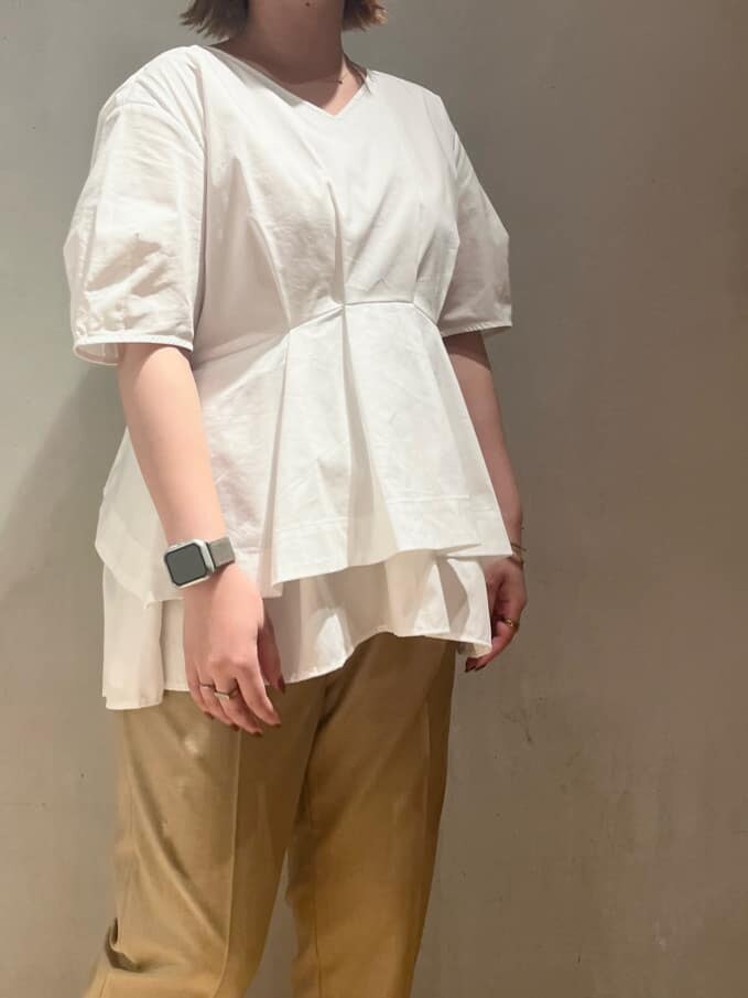 ベージュ系のスニーカー、ベージュ系のその他パンツ、ホワイト系のシャツ/ブラウスを着用したレディースの夏コーディネートの4枚目の写真