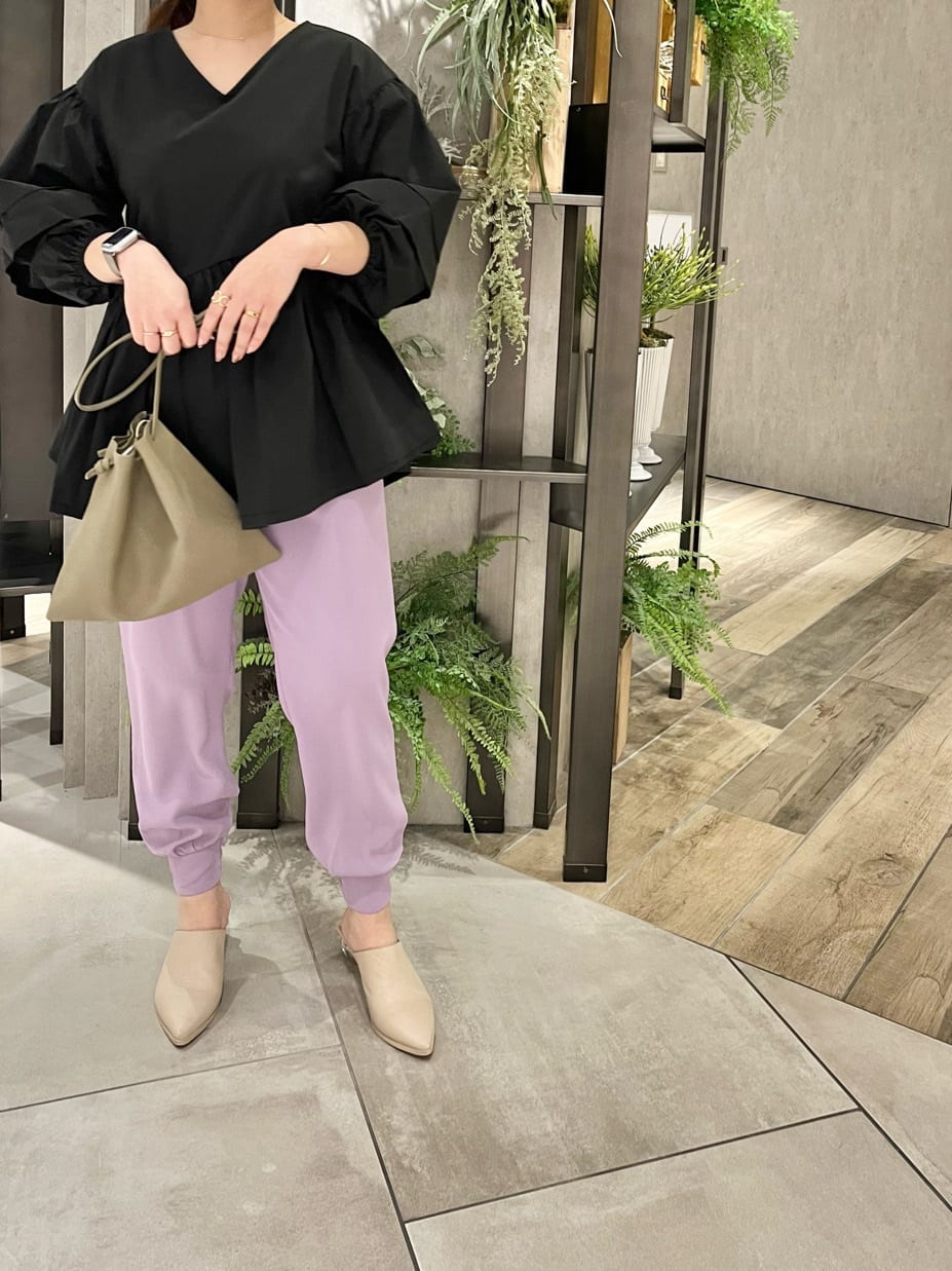 パープル系のその他パンツ、ブラック系のシャツ/ブラウスを着用したレディースの冬コーディネートの2枚目の写真