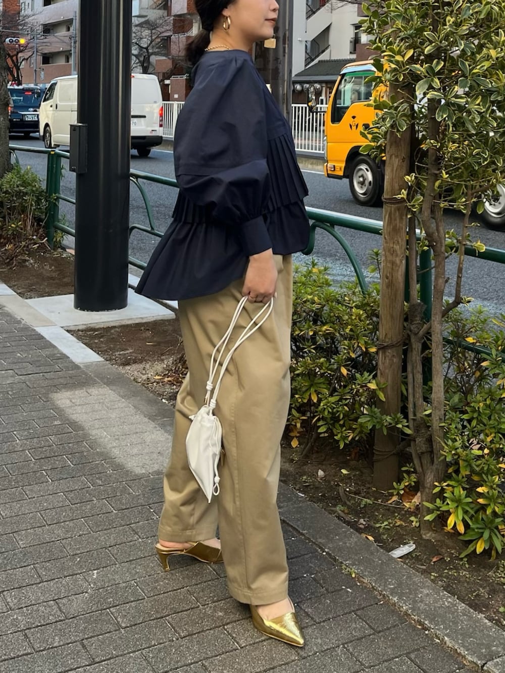 ブルー系のシャツ/ブラウス、ベージュ系のその他パンツ、ホワイト系のショルダーバッグを着用したレディースの冬コーディネートの3枚目の写真