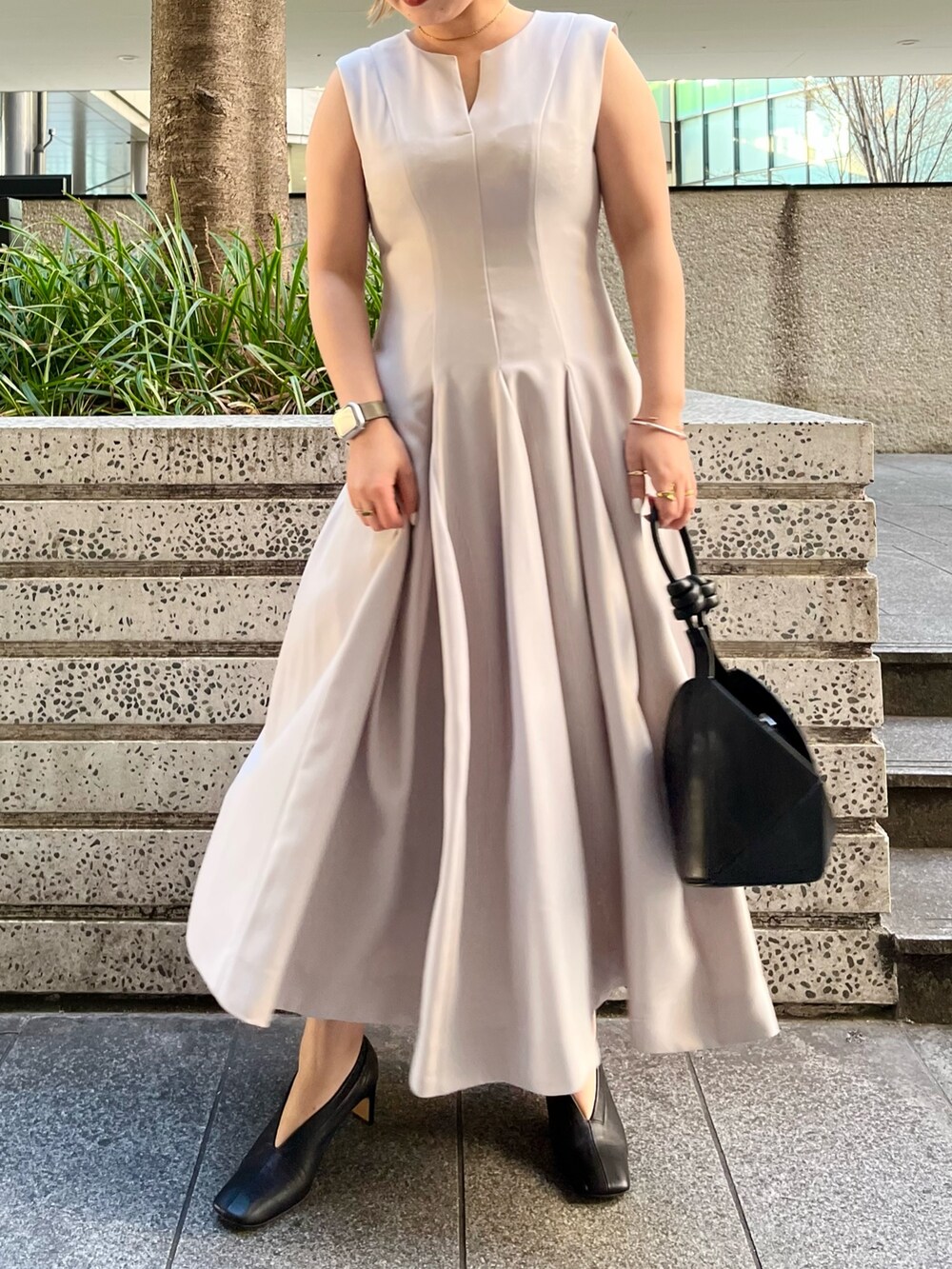 ベージュ系のワンピース、ベージュ系のテーラードジャケット、ブラック系のハンドバッグを着用したレディースの冬コーディネートの5枚目の写真