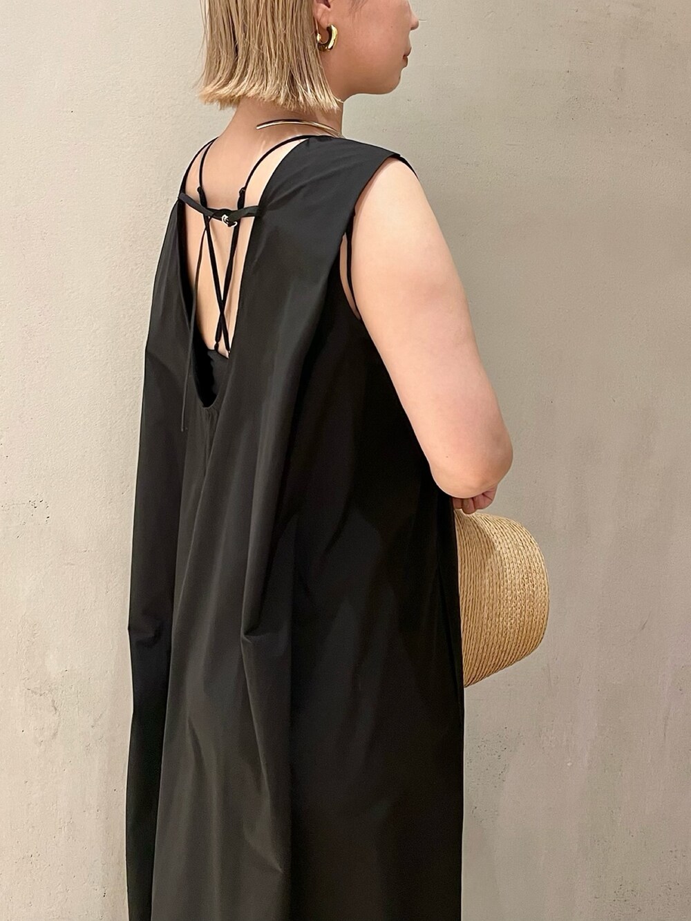 ブラック系のワンピース、ベージュ系のサンダル、ブラック系のキャミソールを着用したレディースの冬コーディネートの5枚目の写真