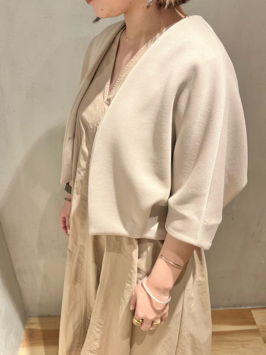 ホワイト系のサンダル、ベージュ系のブルゾン、ベージュ系のワンピースを着用したレディースの春コーディネートの6枚目の写真