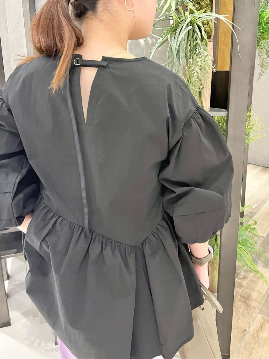 パープル系のその他パンツ、ブラック系のシャツ/ブラウスを着用したレディースの冬コーディネートの5枚目の写真