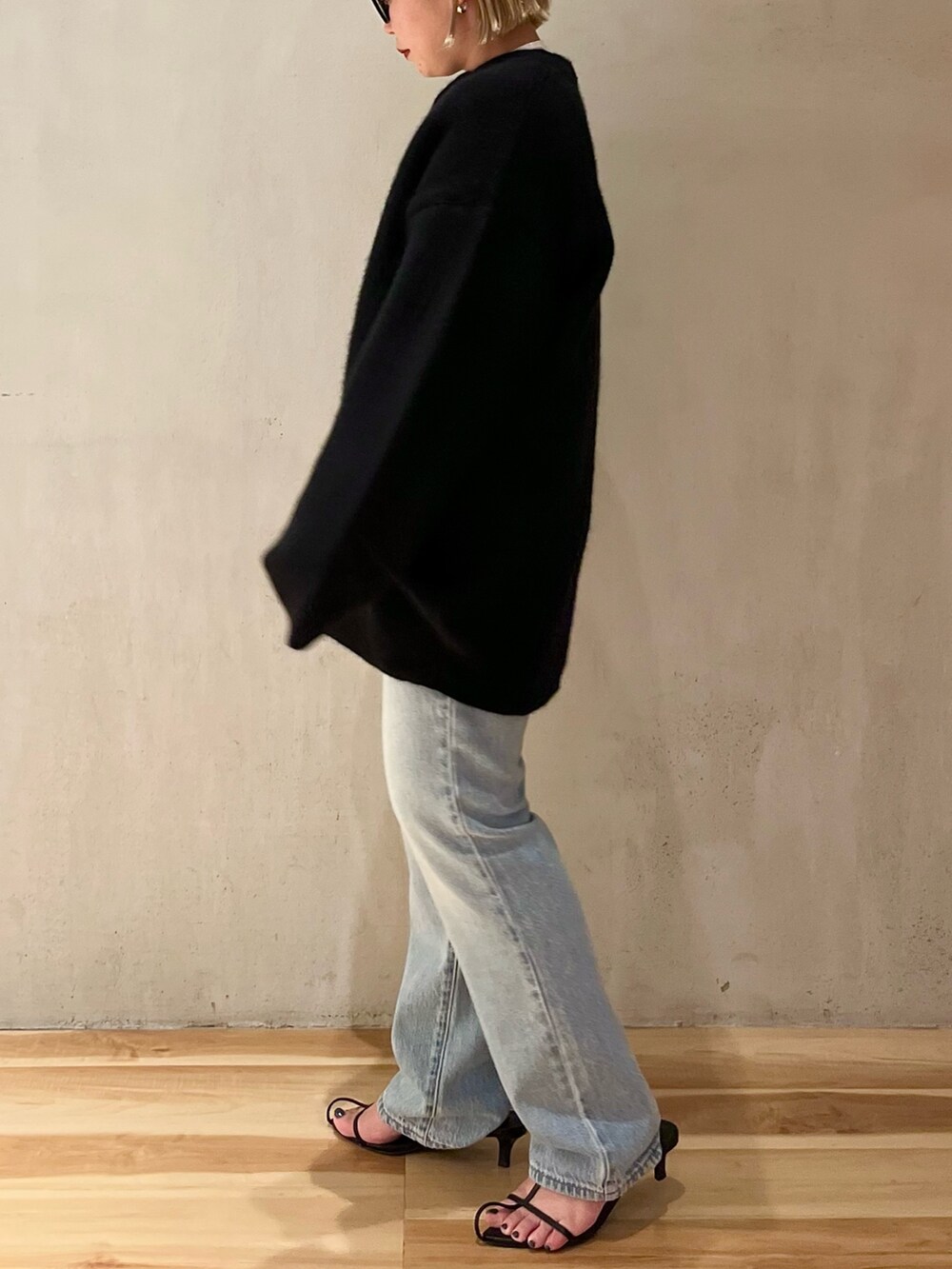 ホワイト系のTシャツ/カットソー、ブラック系のノーカラージャケットを着用したレディースの夏コーディネートの2枚目の写真