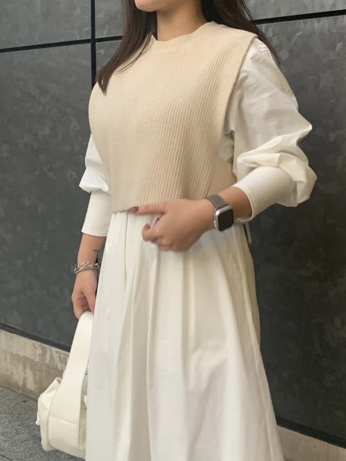 ホワイト系のハンドバッグ、ホワイト系のワンピースを着用したレディースの冬コーディネートの3枚目の写真