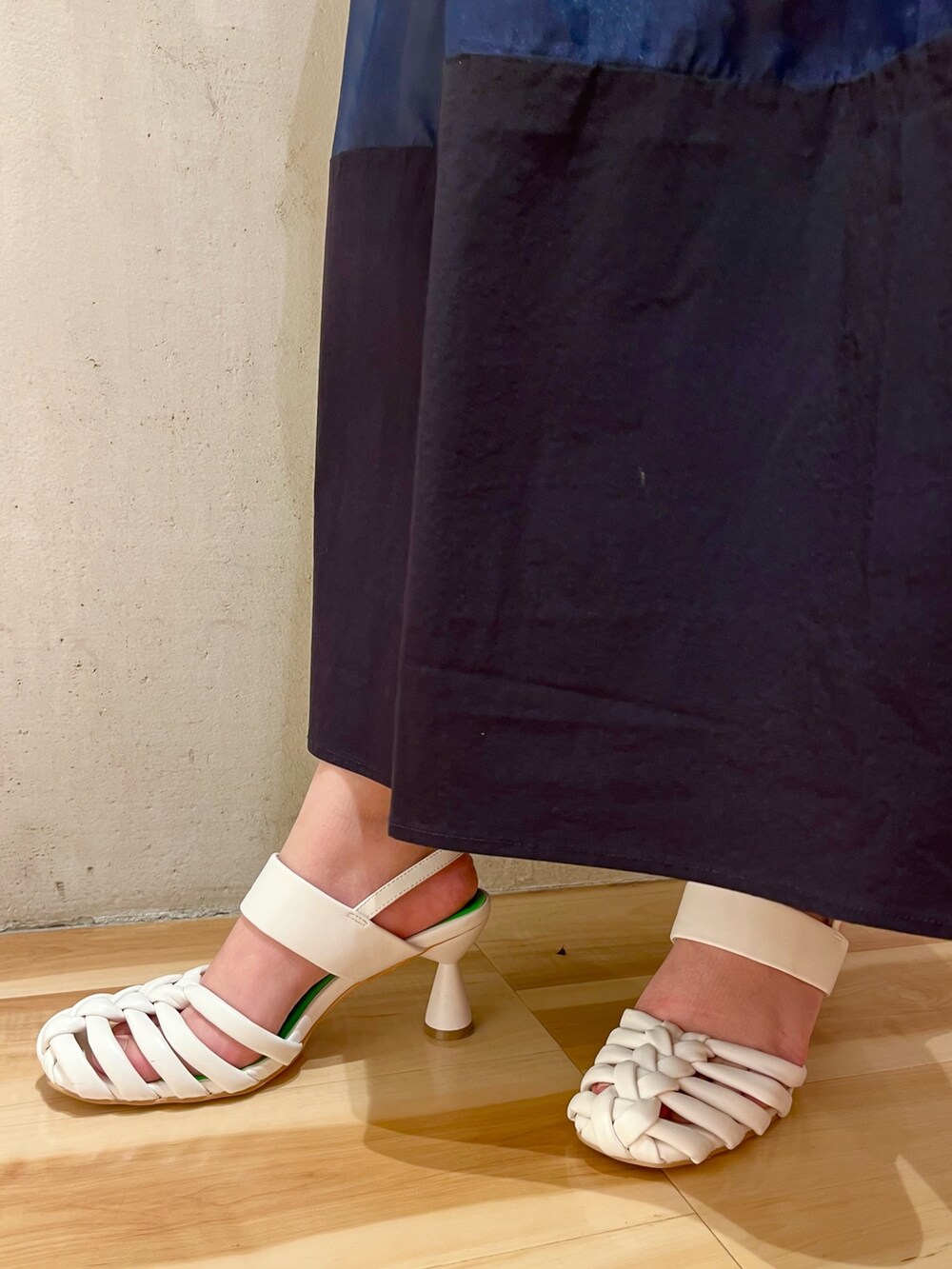 ブルー系のワンピース、ホワイト系のサンダルを着用したレディースの冬コーディネートの8枚目の写真