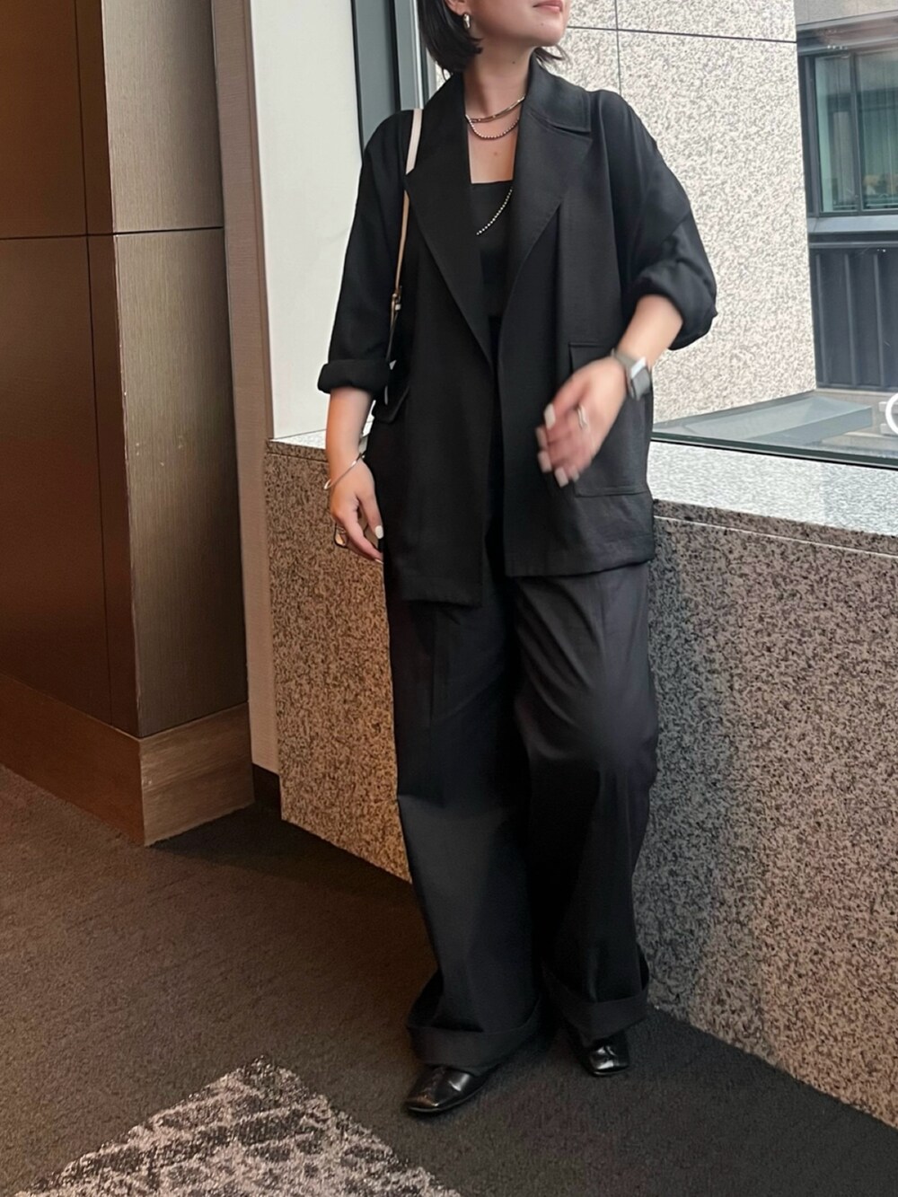 ブラック系のテーラードジャケット、ブラック系のその他パンツを着用したレディースの夏コーディネートの5枚目の写真