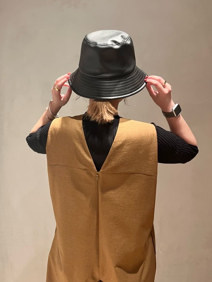 ブラック系のニット/セーター、ブラウン系のつなぎ/オールインワン、ブラック系のブーツを着用したレディースの夏コーディネートの4枚目の写真