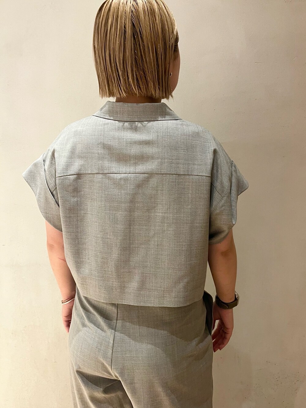 グレー系のテーラードジャケット、グレー系のスラックス、ブラック系のパンプスを着用したレディースの春コーディネートの6枚目の写真