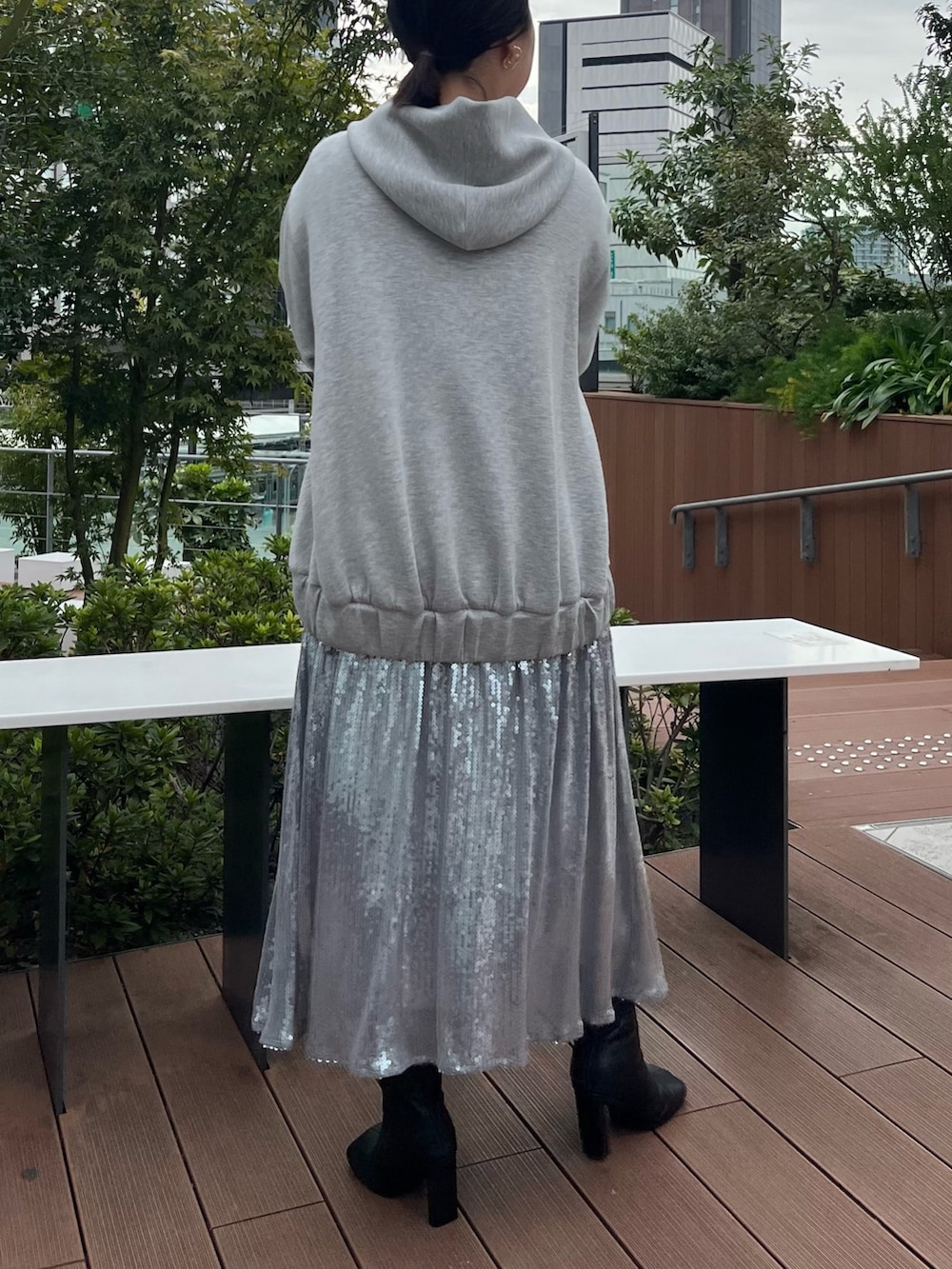 グレー系のワンピース、ブラック系のブーツを着用したレディースの秋コーディネートの4枚目の写真