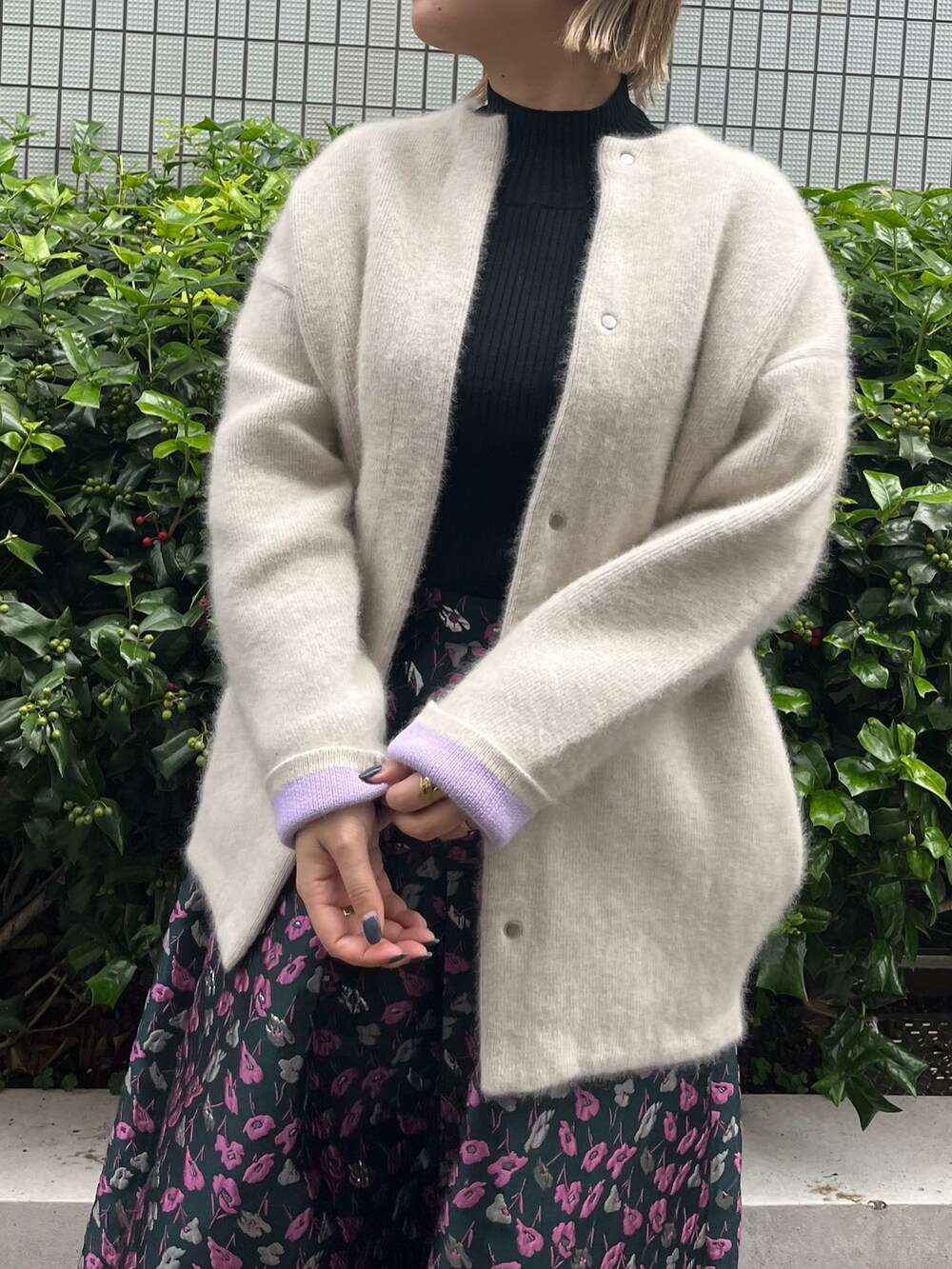 ホワイト系のノーカラージャケット、グリーン系のスカート、ブラック系のブーツを着用したレディースの夏コーディネートの6枚目の写真