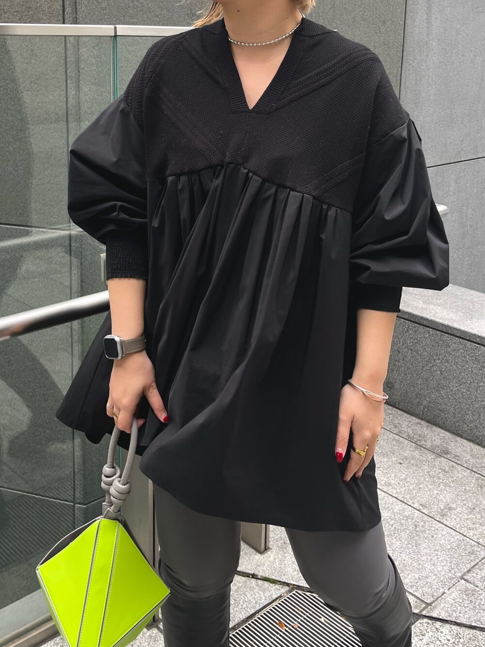 ブラック系のシャツ/ブラウス、グレー系のその他パンツ、グリーン系のハンドバッグを着用したレディースの冬コーディネートの5枚目の写真